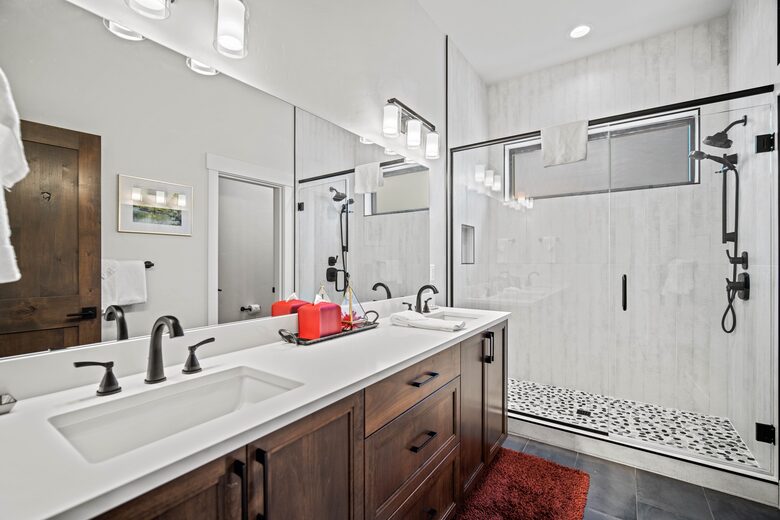 Modern Sunriver Retreat with Hot Tub & Guest House - Sunriver, Oregon