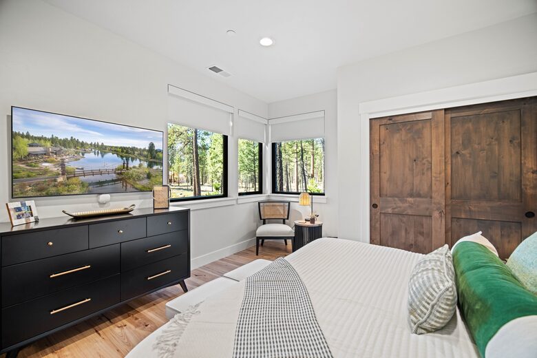 Modern Sunriver Retreat with Hot Tub & Guest House - Sunriver, Oregon