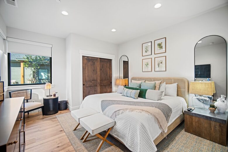 Modern Sunriver Retreat with Hot Tub & Guest House - Sunriver, Oregon