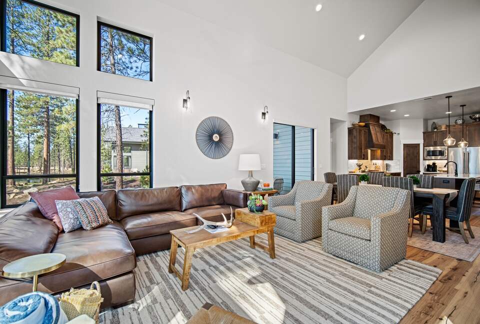 Modern Sunriver Retreat with Hot Tub & Guest House - Sunriver, Oregon