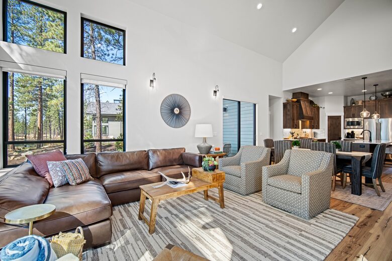 Modern Sunriver Retreat with Hot Tub & Guest House - Sunriver, Oregon