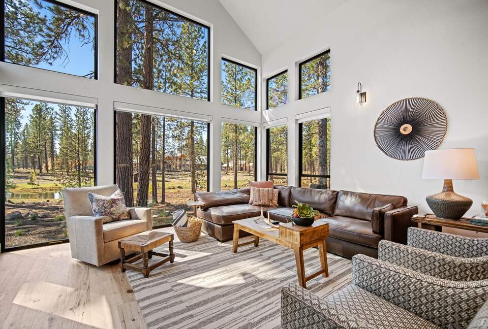 Modern Sunriver Retreat with Hot Tub & Guest House - Sunriver, Oregon