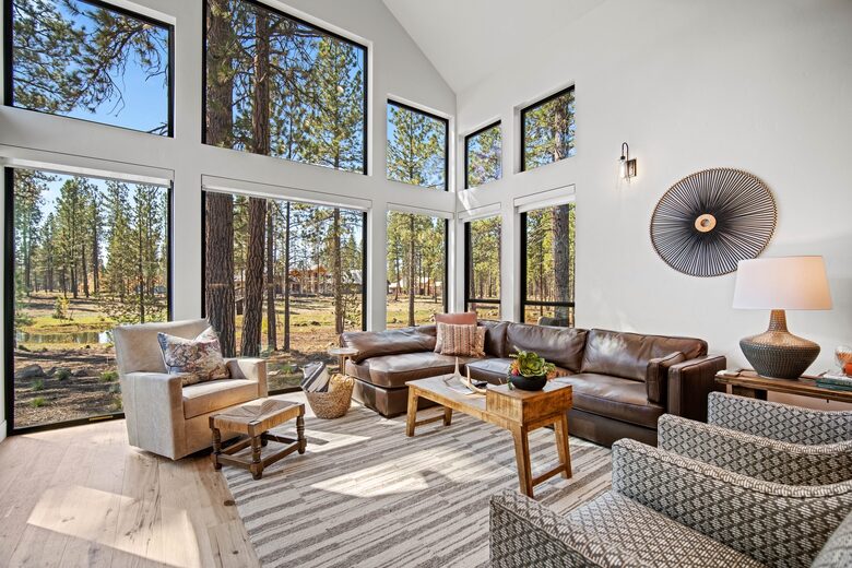 Modern Sunriver Retreat with Hot Tub & Guest House - Sunriver, Oregon