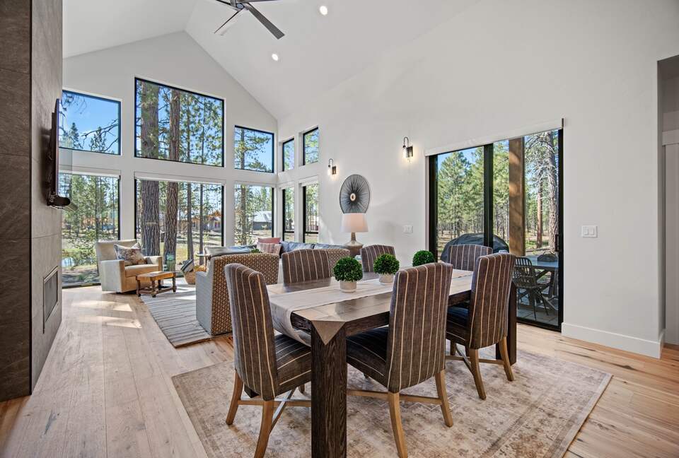 Modern Sunriver Retreat with Hot Tub & Guest House - Sunriver, Oregon
