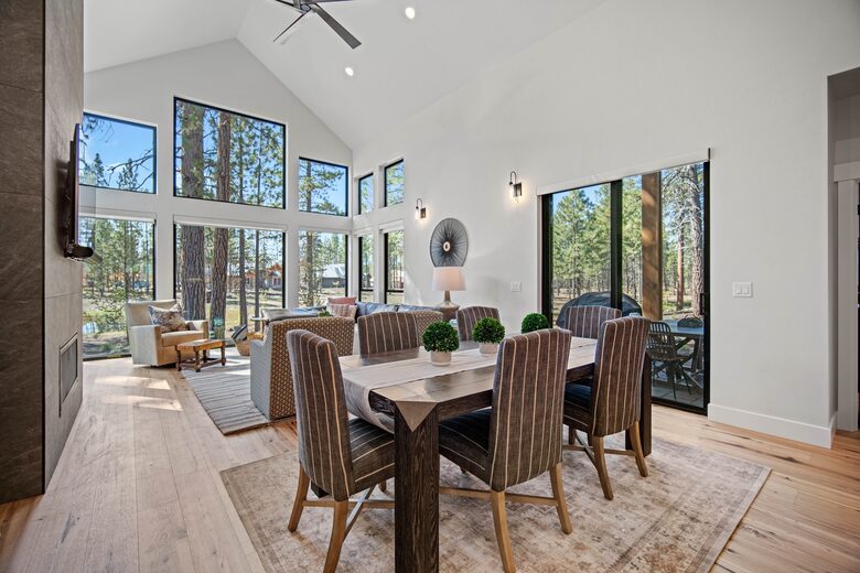 Modern Sunriver Retreat with Hot Tub & Guest House - Sunriver, Oregon