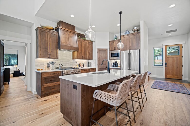 Modern Sunriver Retreat with Hot Tub & Guest House - Sunriver, Oregon