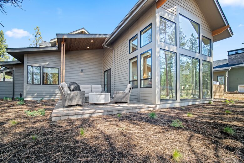 Modern Sunriver Retreat with Hot Tub & Guest House - Sunriver, Oregon