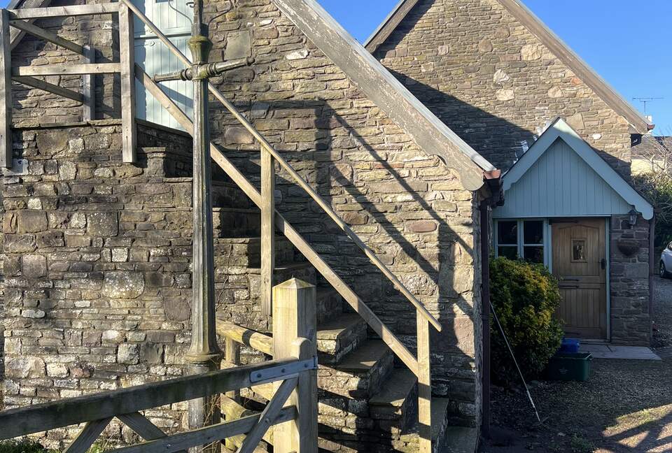 Charming Welsh Barn Retreat with Countryside Views - Llanddewi Rhydderch, United Kingdom