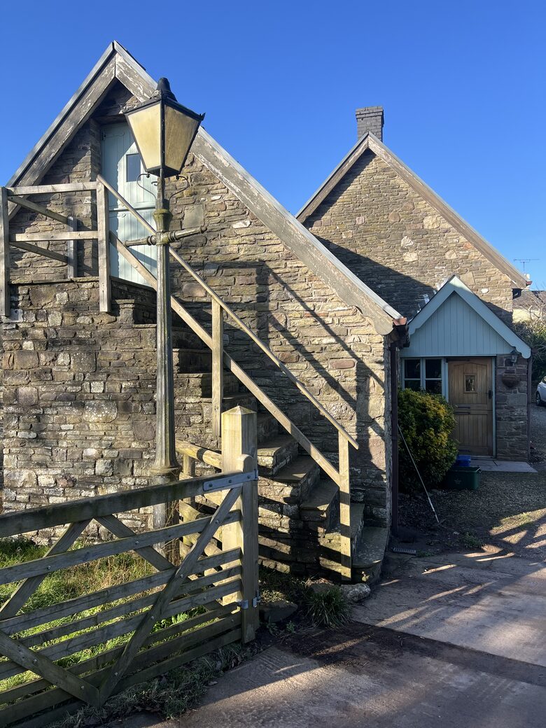 Charming Welsh Barn Retreat with Countryside Views - Llanddewi Rhydderch, United Kingdom