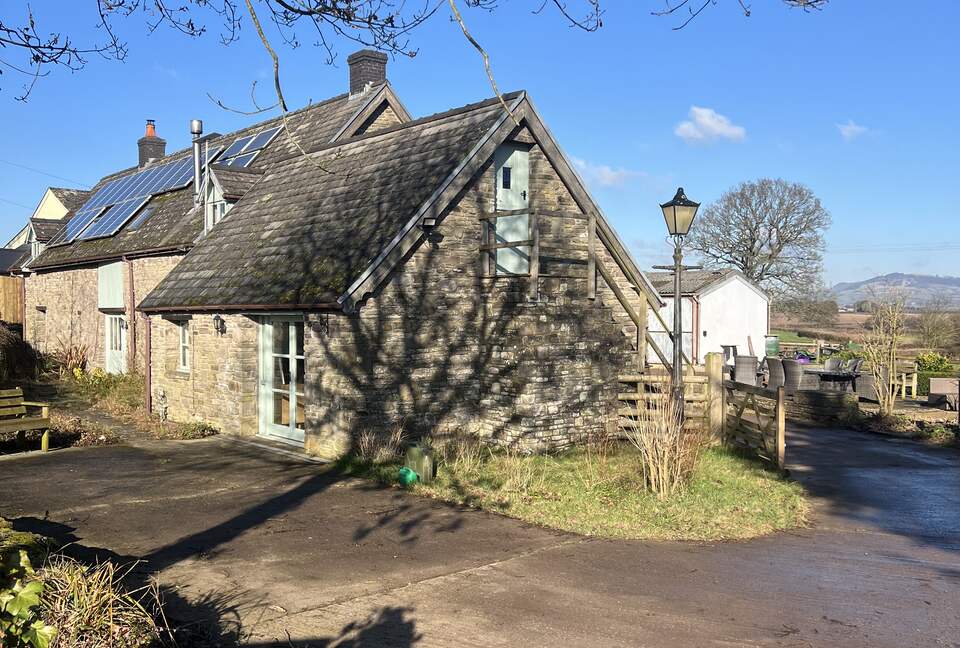 Charming Welsh Barn Retreat with Countryside Views - Llanddewi Rhydderch, United Kingdom