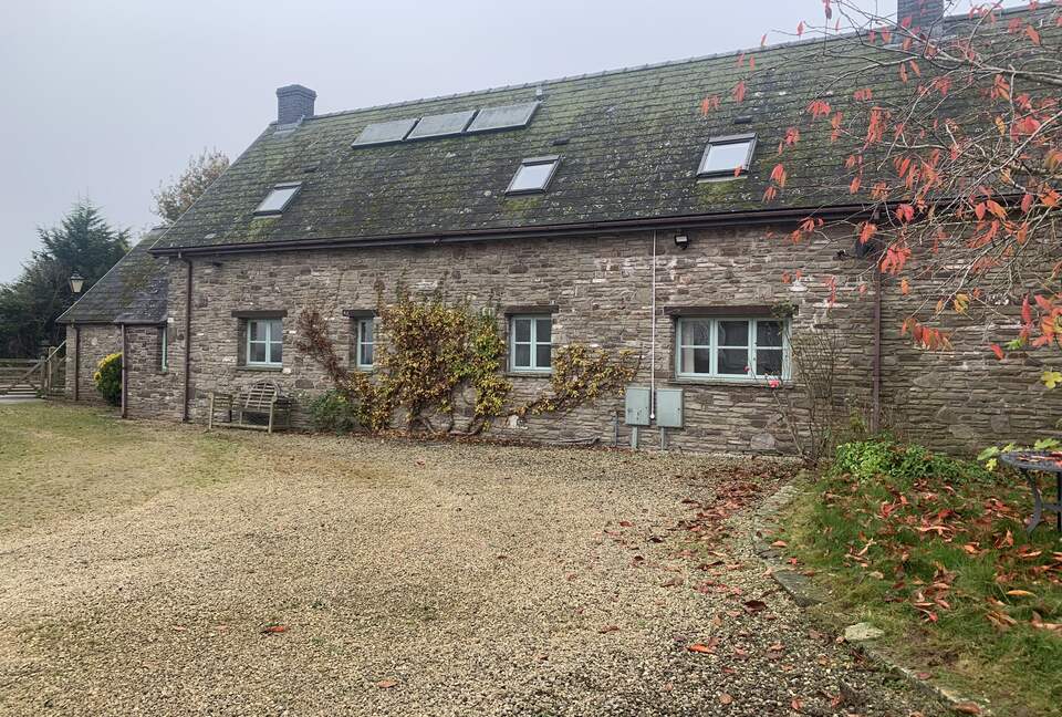 Charming Welsh Barn Retreat with Countryside Views - Llanddewi Rhydderch, United Kingdom