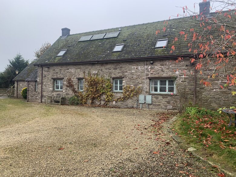 Charming Welsh Barn Retreat with Countryside Views - Llanddewi Rhydderch, United Kingdom