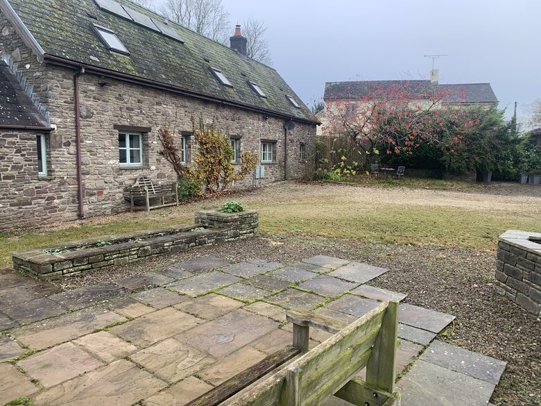 Charming Welsh Barn Retreat with Countryside Views - Llanddewi Rhydderch, United Kingdom