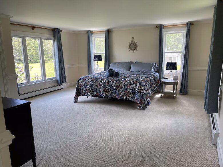 Elegant Coastal Retreat Overlooking Pemaquid River - Pemaquid, Maine