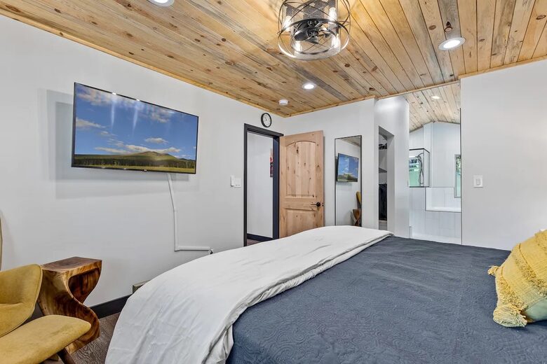 Stylish Pines Getaway with Hot Tub & Game Room - Flagstaff, Arizona