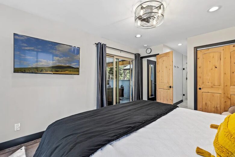 Stylish Pines Getaway with Hot Tub & Game Room - Flagstaff, Arizona