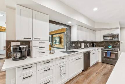 Stylish Pines Getaway with Hot Tub & Game Room - Flagstaff, Arizona