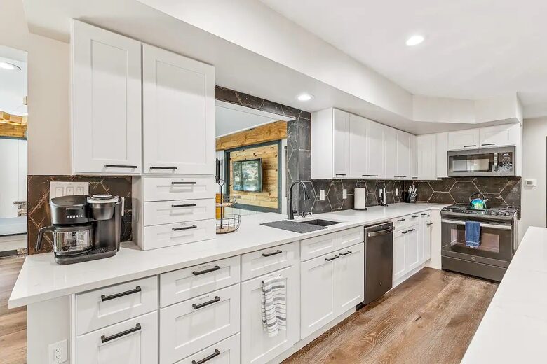 Stylish Pines Getaway with Hot Tub & Game Room - Flagstaff, Arizona