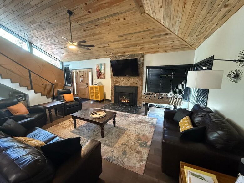 Stylish Pines Getaway with Hot Tub & Game Room - Flagstaff, Arizona
