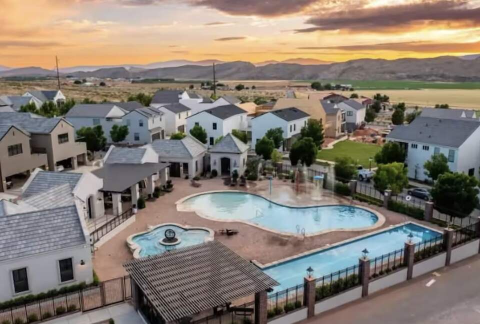 Luxurious Oasis with Pool and Mountain Views - Hurricane, Utah