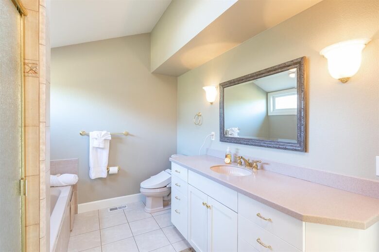 A Coastal Escape with Sweeping Ocean Views - Bodega Bay, California