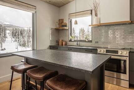 Alpine Elegance | Ski-In/Ski-Out with Private Hot Tub - Big Sky, Montana