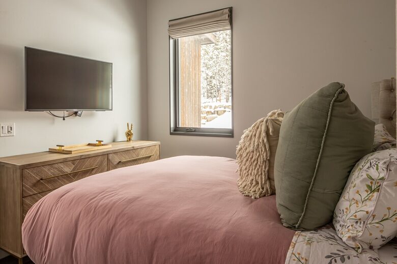Alpine Elegance | Ski-In/Ski-Out with Private Hot Tub - Big Sky, Montana