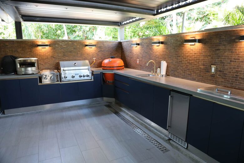 Outdoor Kitchen