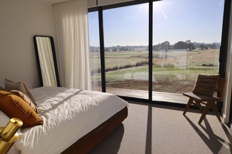 Open Country Homestead. Architectural Elegance Meets Countryside Serenity in Burradoo - Burradoo, Australia
