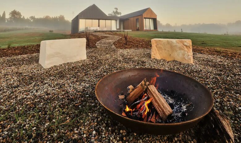 Open Country Homestead. Architectural Elegance Meets Countryside Serenity in Burradoo - Burradoo, Australia