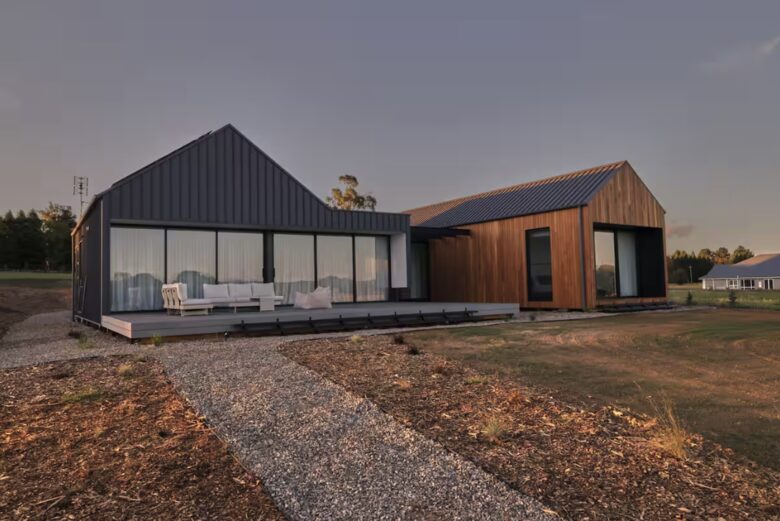 Open Country Homestead. Architectural Elegance Meets Countryside Serenity in Burradoo - Burradoo, Australia