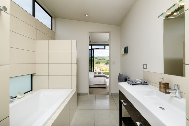 All bedrooms have Ensuite bath / shower