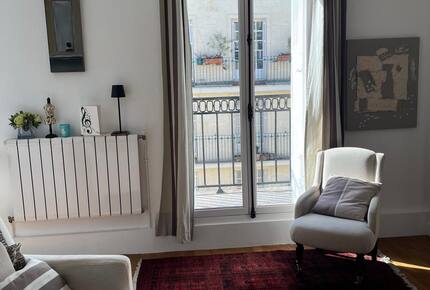 Cozy One-Bedroom with Iconic Paris Street Views - Paris, France