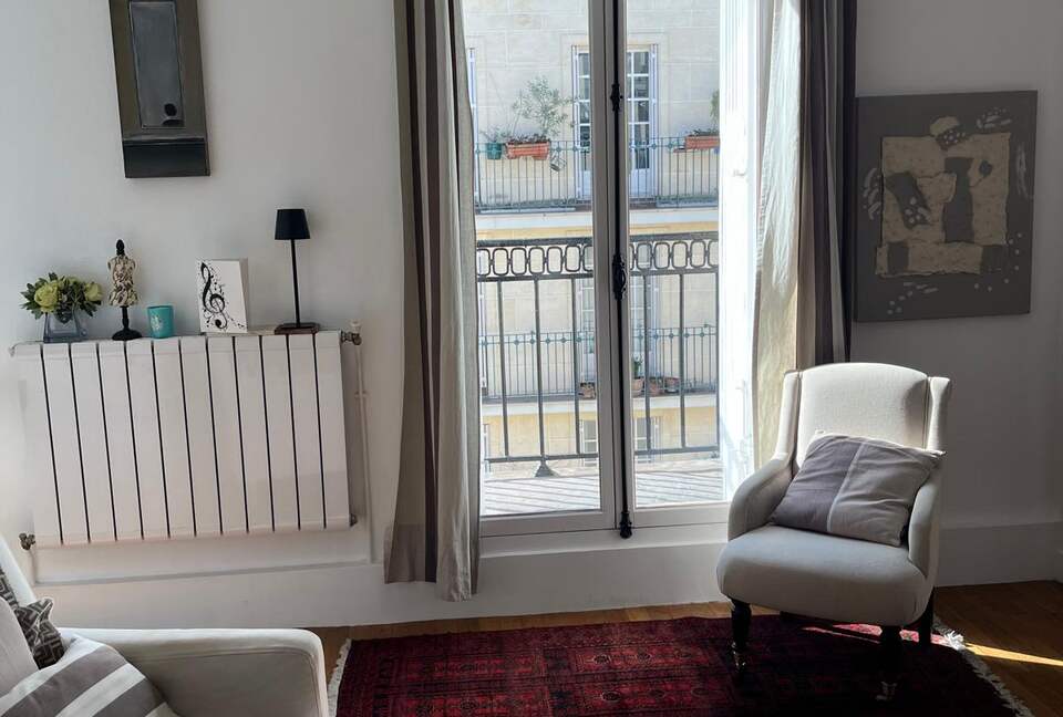 Cozy One-Bedroom with Iconic Paris Street Views - Paris, France