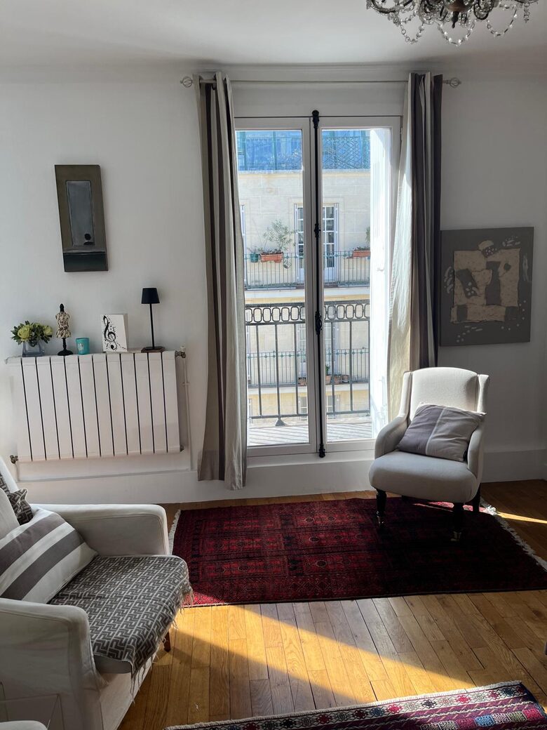 Cozy One-Bedroom with Iconic Paris Street Views - Paris, France