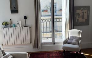 Cozy One-Bedroom with Iconic Paris Street Views - Paris, France