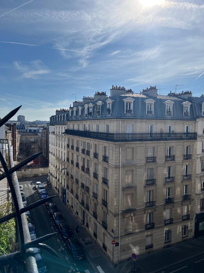 Cozy One-Bedroom with Iconic Paris Street Views - Paris, France