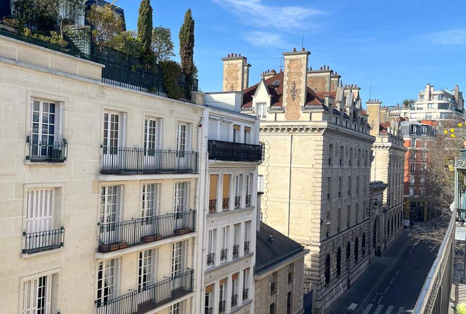 Cozy One-Bedroom with Iconic Paris Street Views - Paris, France