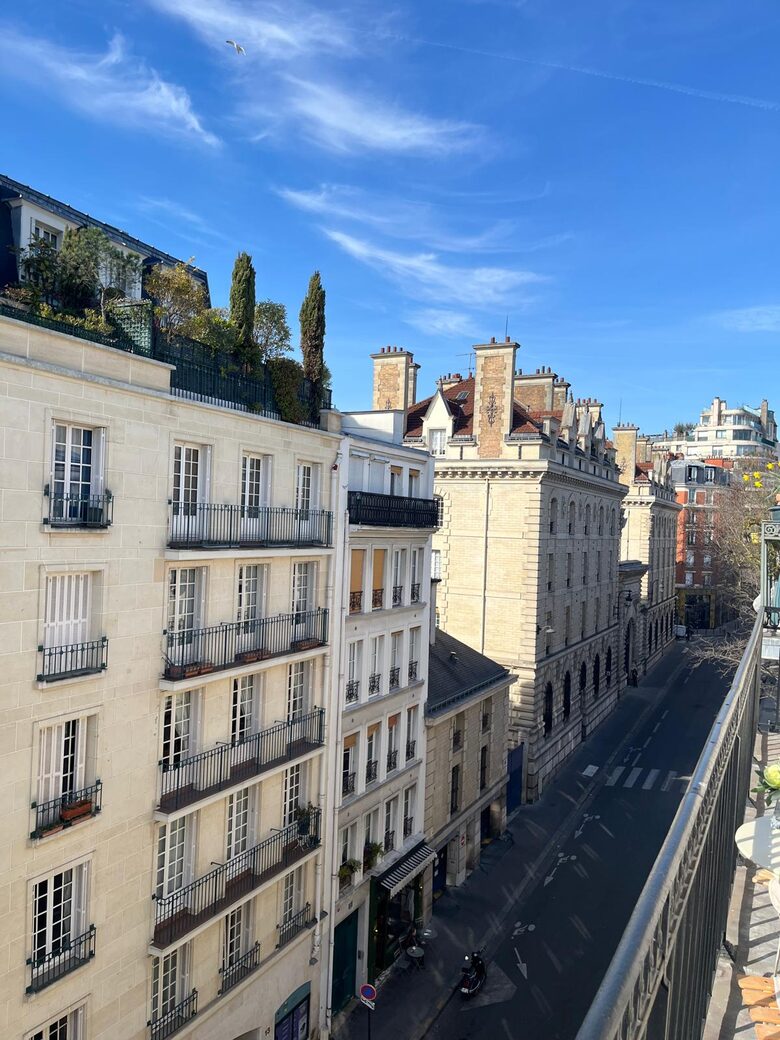 Cozy One-Bedroom with Iconic Paris Street Views - Paris, France