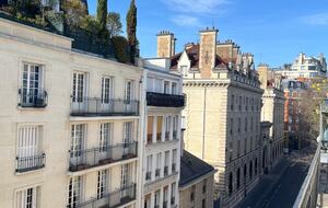 Cozy One-Bedroom with Iconic Paris Street Views - Paris, France