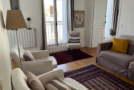 Cozy One-Bedroom with Iconic Paris Street Views - Paris, France