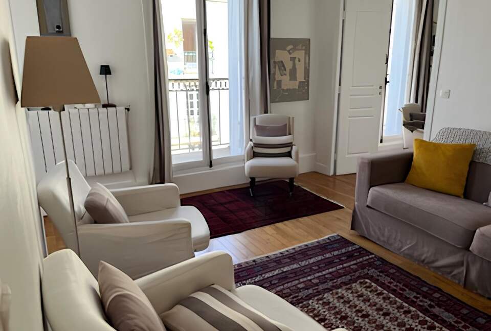 Cozy One-Bedroom with Iconic Paris Street Views - Paris, France