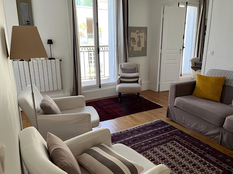 Cozy One-Bedroom with Iconic Paris Street Views - Paris, France