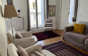 Cozy One-Bedroom with Iconic Paris Street Views - Paris, France
