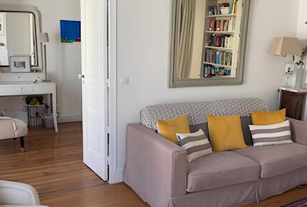 Cozy One-Bedroom with Iconic Paris Street Views - Paris, France