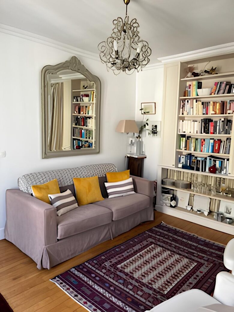 Cozy One-Bedroom with Iconic Paris Street Views - Paris, France
