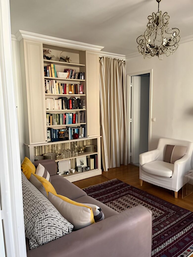 Cozy One-Bedroom with Iconic Paris Street Views - Paris, France
