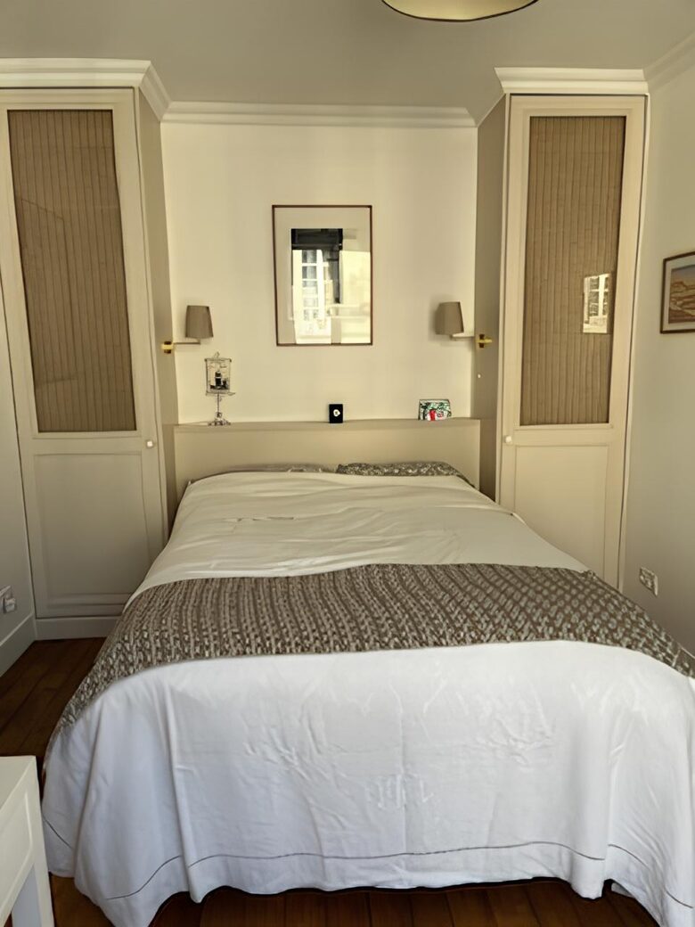 Cozy One-Bedroom with Iconic Paris Street Views - Paris, France