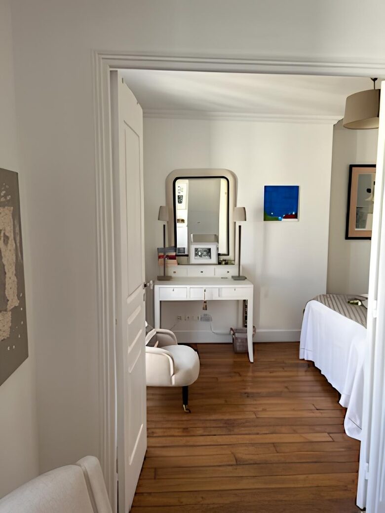 Cozy One-Bedroom with Iconic Paris Street Views - Paris, France