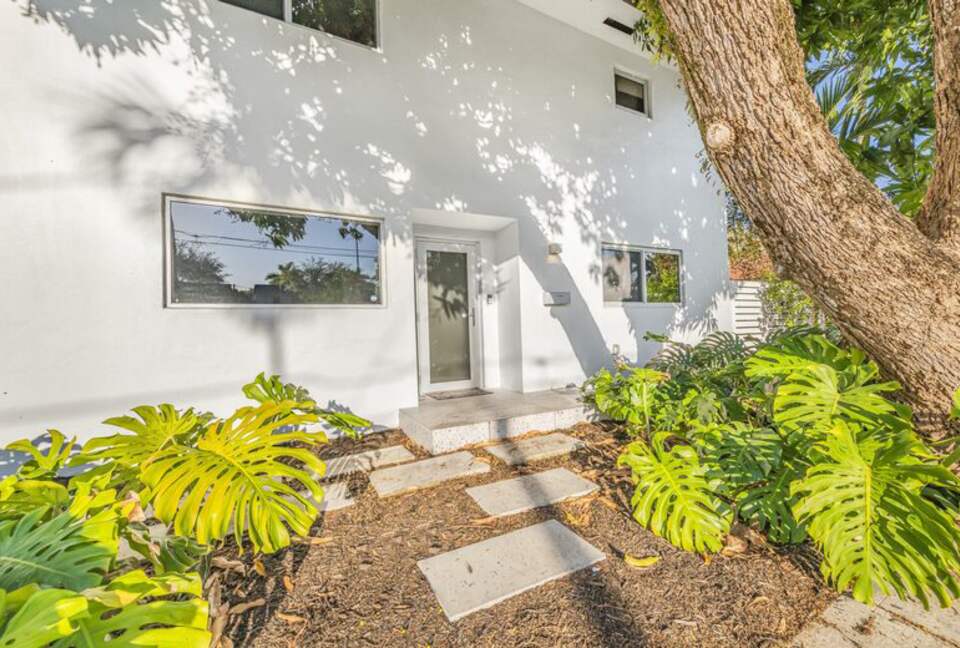 Tranquil Modern Escape Near Coral Gables - Miami, Florida